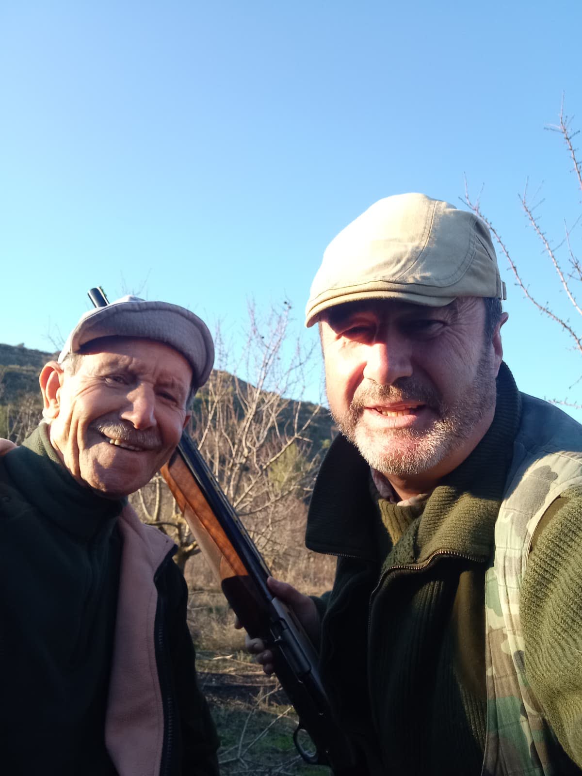 Ismael Tragacete con Juanjo cazando en Granyena