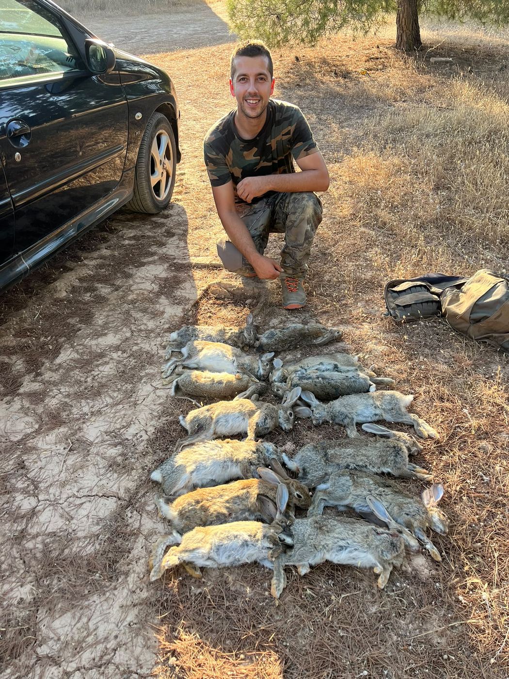 Cazador con los conejos de una buena mañana de descaste